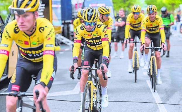 Los ciclistas del Jumbo, durante la jornada de descanso en Vitoria. 