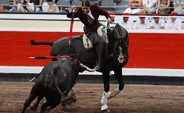La rejoneadora francesa Lea Vicens en la lidia al segundo de los de su lote, durante la primera de las Corridas Generales de Bilbao celebrada este sábado en la plaza de toros de la capital vizcaína. 
