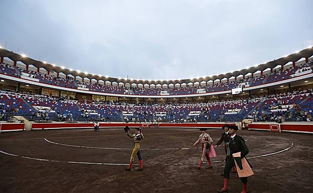 El novillero Mario Navas (i) da la vuelta al ruedo con la oreja conseguida en la lidia al segundo de los de su lote, durante la corrida de la Feria de Bilbao celebrada este lunes en la plaza toros de Vistalegre. 