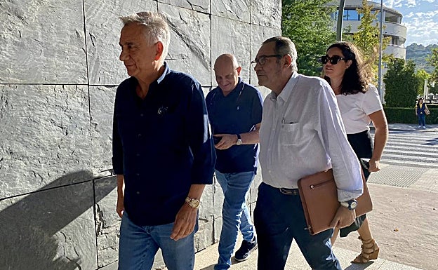 Llegada de José Polo y Toño Pérez, junto a los procuradores de la aseguradora, a los juzgados de Cáceres.