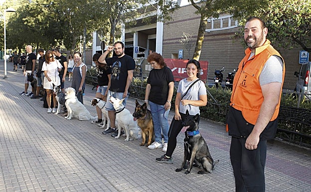 Javier Talavera (derecha), con varios de los perros que adiestra y sus dueños. 