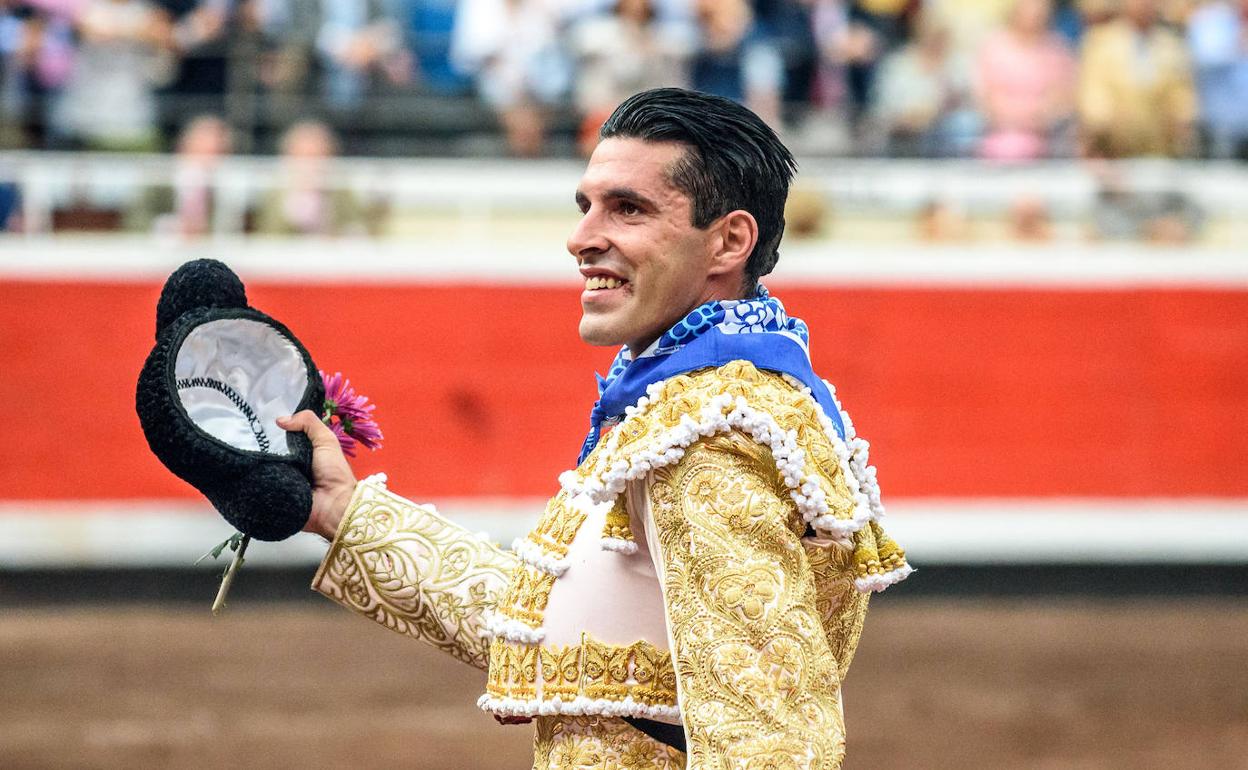 Dos orejas para el diestro Alejandro Talavante con el primero de los de su lote, durante la corrida de la Feria de Bilbao celebrada este miércoles en la plaza toros de Vistalegre. 