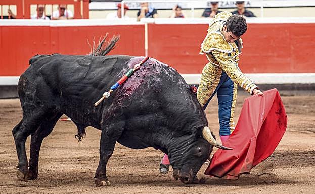 El diestro Tomás Rufo con el primero de los de su lote, durante la corrida de la Feria de Bilbao celebrada este miércoles en la plaza toros de Vistalegre. 