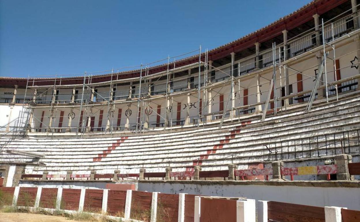 Andamios en el interior de la Plaza de Toros, esta semana.