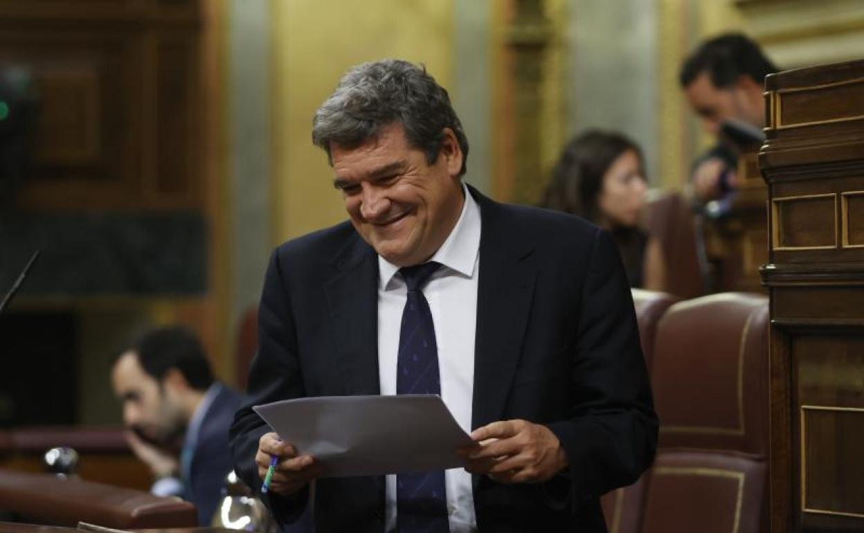 José Luís Escrivá, durante el Pleno del Congreso de los Diputados. 