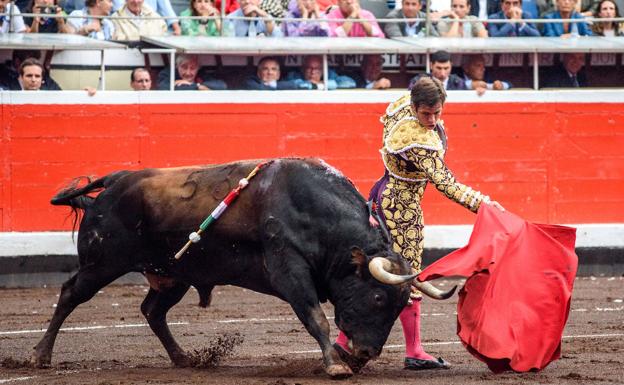 El diestro Julián López «El Juli» con el segundo de los de su lote, durante la corrida de la Feria de Bilbao celebrada este jueves en la plaza toros de Vistalegre. 
