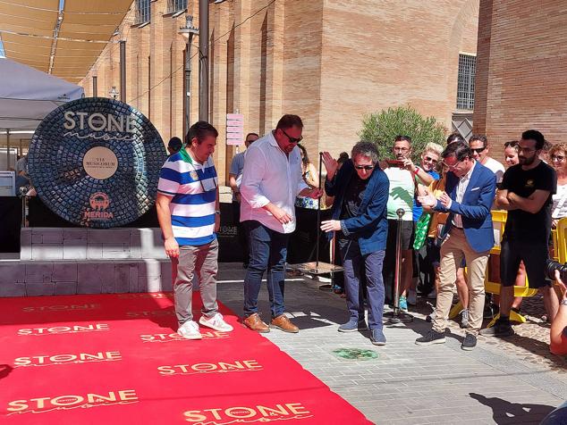 Miguel Ríos mira su placa en el suelo.