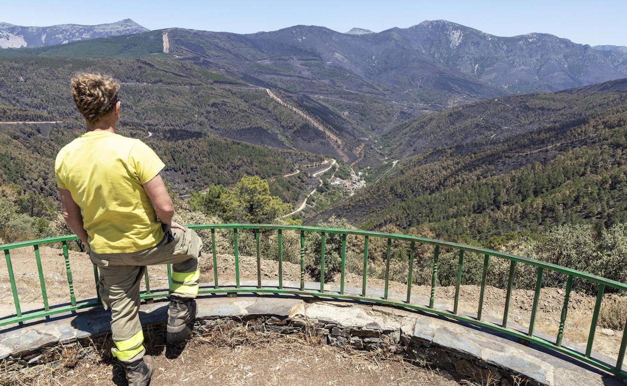 Un bombero del plan Infoex contempla parte del paisaje quemado en Las Hurdes desde el mirador de Las Carrascas. 