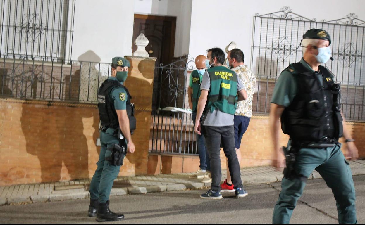 El detenido por la muerte de Manuela Chavero, en el centro de la imagen, agarrado por un guardia civil, entra en la casa de la mujer durante una de las reconstrucciones llevadas a cabo en septiembre de 2020.