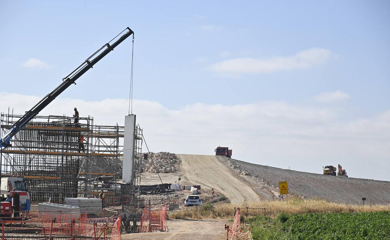 Obras de la línea de tren entre Évora y Caya junto a Badajoz, en la E-90, donde construyen un puente que sobrevolará la autovía el jueves. 