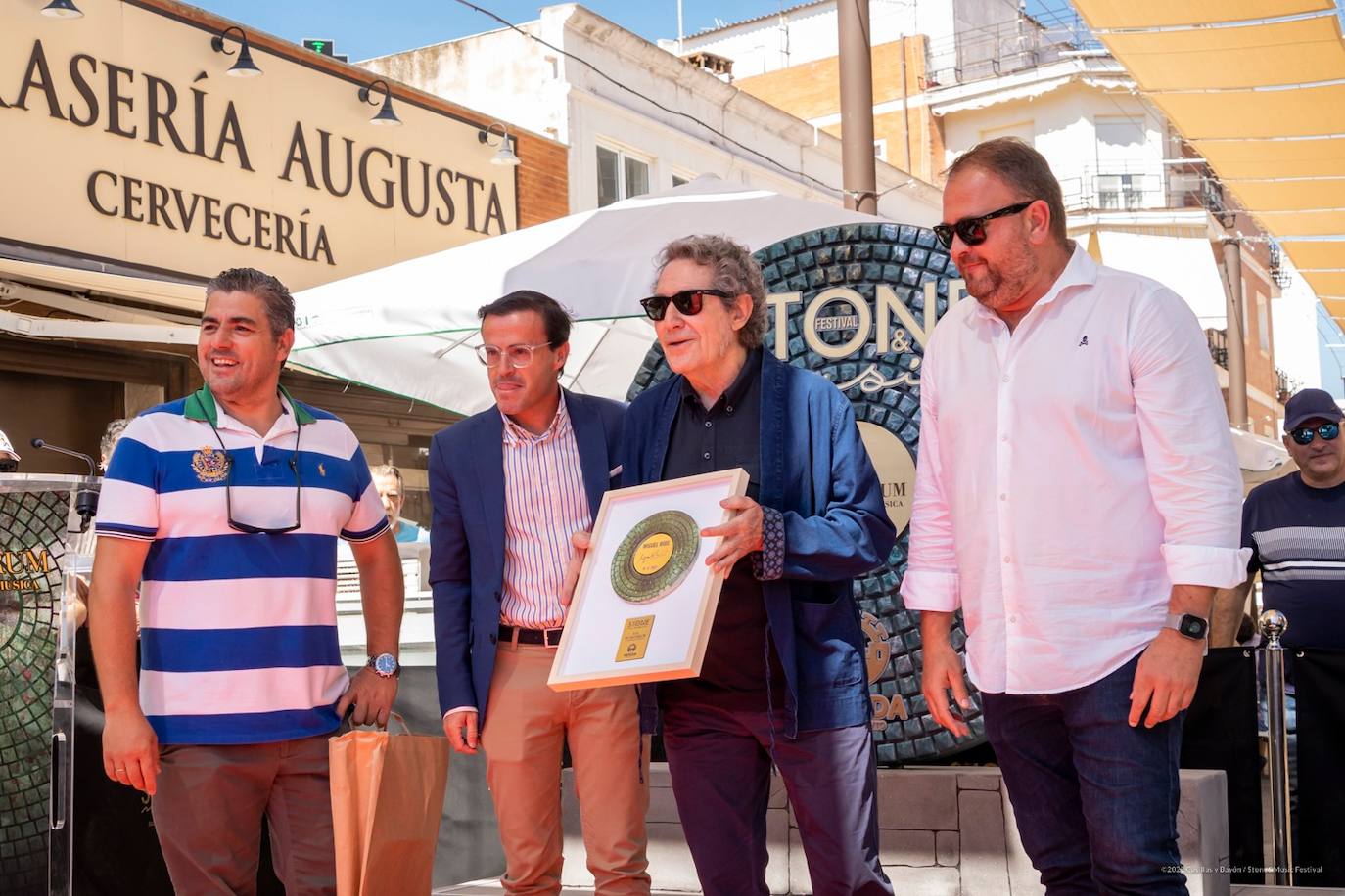 Fotos: El artista Miguel Ríos ya tiene su placa en la Vía de la Música de Mérida