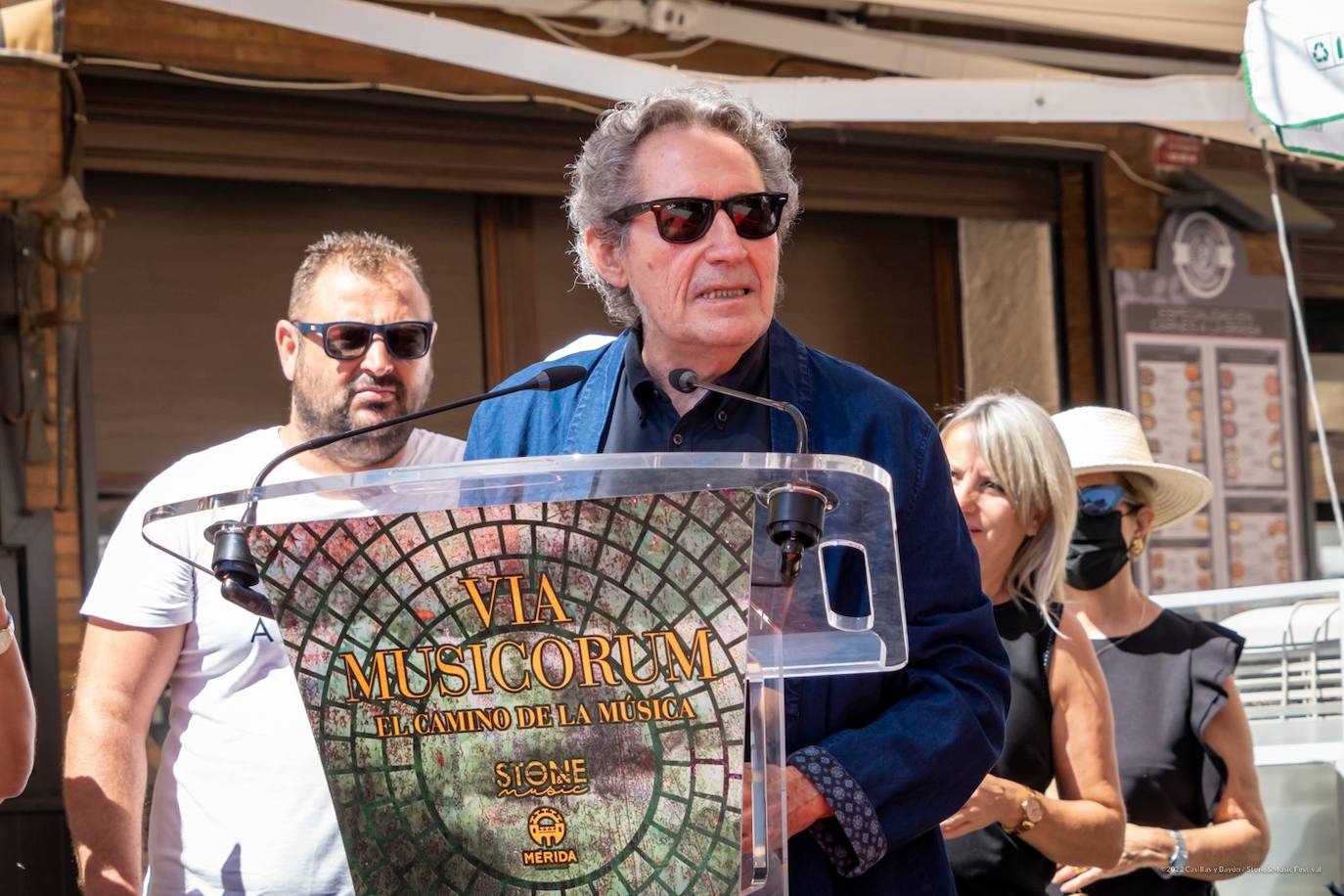 Fotos: El artista Miguel Ríos ya tiene su placa en la Vía de la Música de Mérida