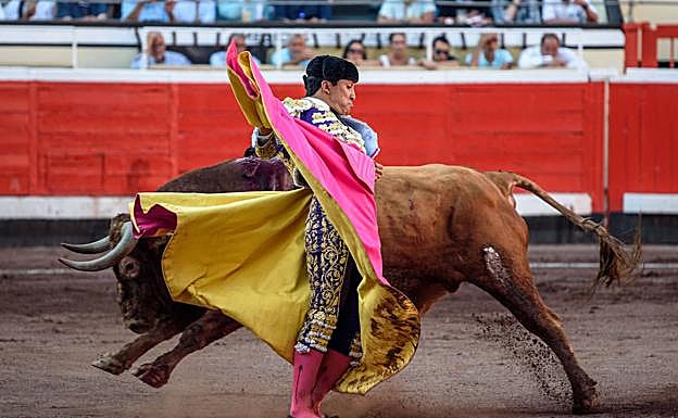 El diestro mexicano Leo Valadez con el primero de los de su lote, al que cortó una oreja, durante el festejo taurino de la Feria de Bilbao celebrado este sábado en la plaza toros de Vistalegre. 