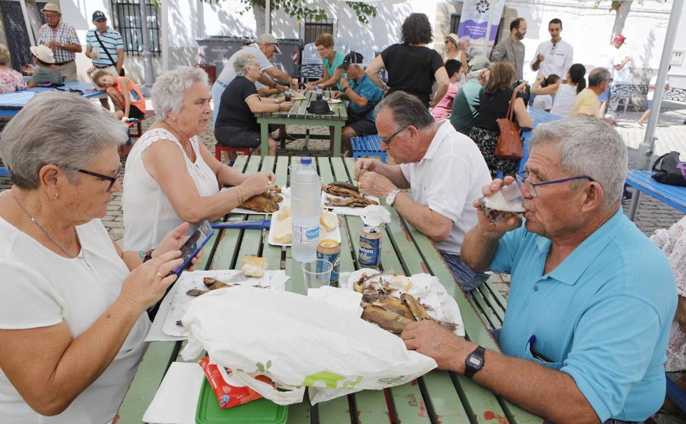 Desde las doce y media del mediodía han comenzado a formarse las colas para comprar los tiques de la degustación.