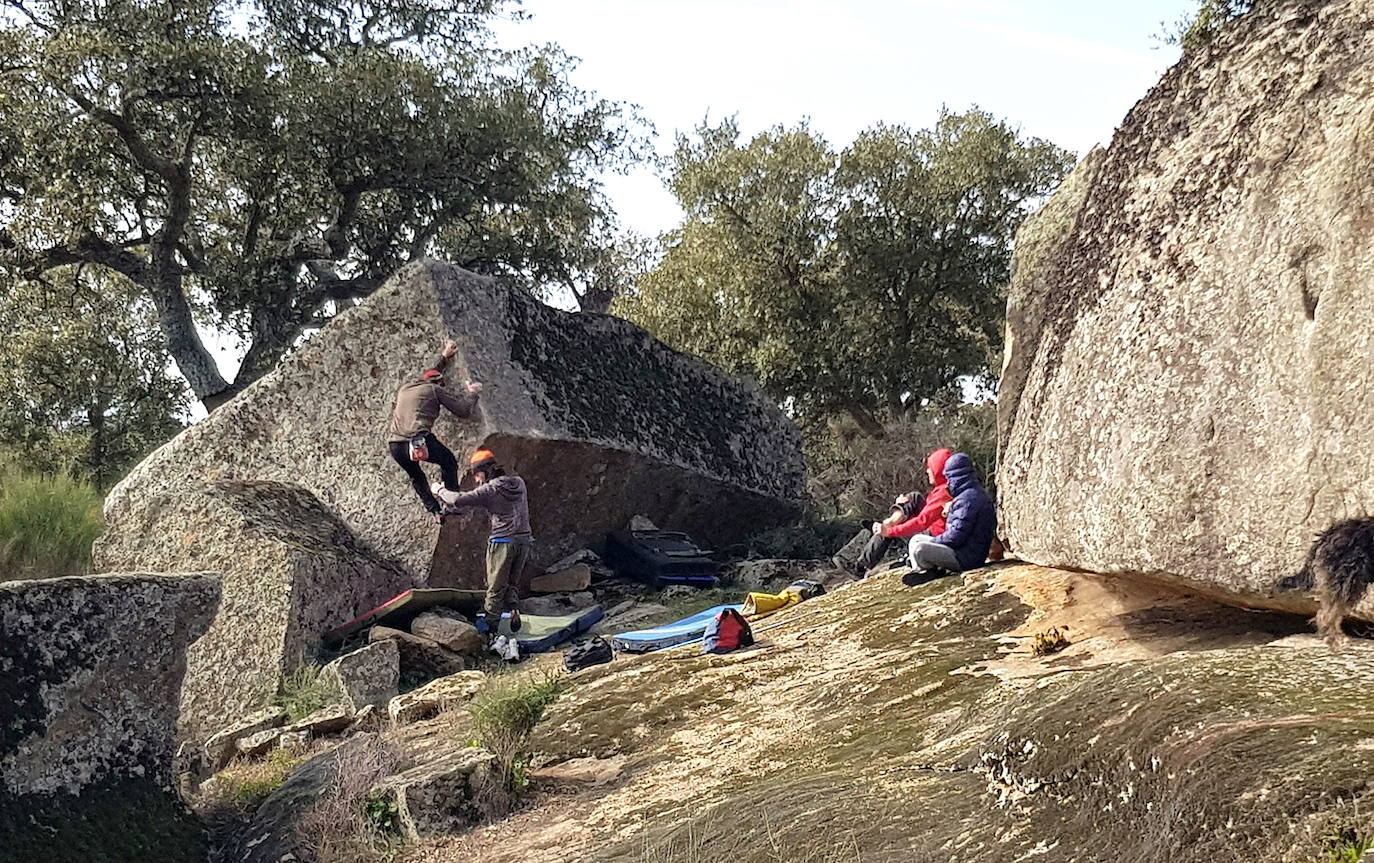 Plasencia. Una cueva, un mirador, un sendero quemagrasas, unas esculturas labradas en la roca, una ermita con tres caminos... Valcorchero es ideal para caminar y pedalear. 