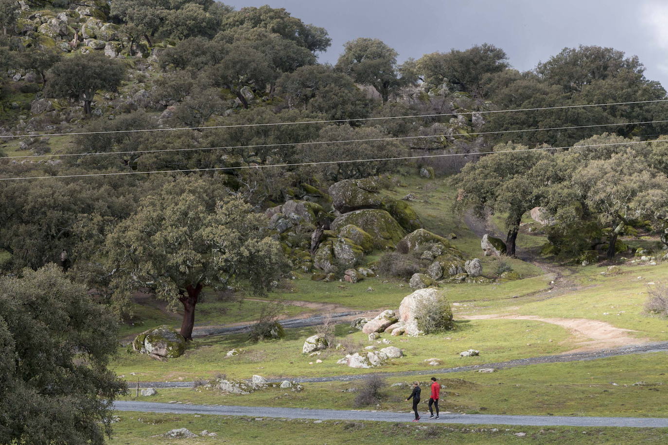 Plasencia. Una cueva, un mirador, un sendero quemagrasas, unas esculturas labradas en la roca, una ermita con tres caminos... Valcorchero es ideal para caminar y pedalear. 
