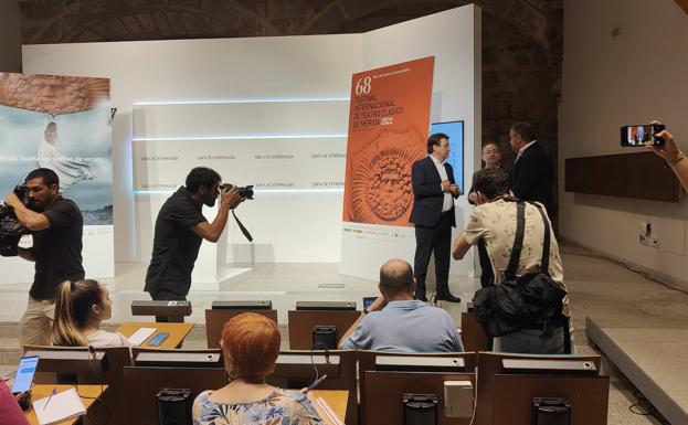 Vara, Cimarro y Osuna conversan antes de la rueda de prensa donde han ofrecido los datos del festival. 