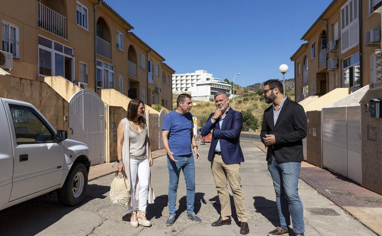 El alcalde, en su visita este miércoles a Unifamiliares La Data.