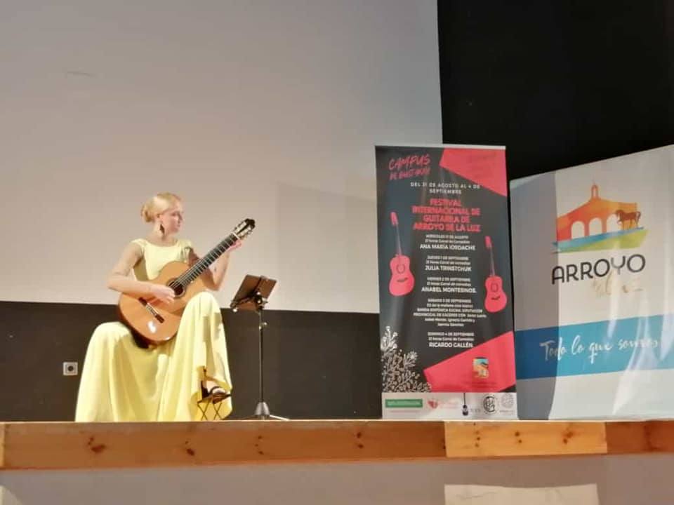 Julia Trinstchuk actuó el jueves en el Festival de Guitarra Clasica. HOY