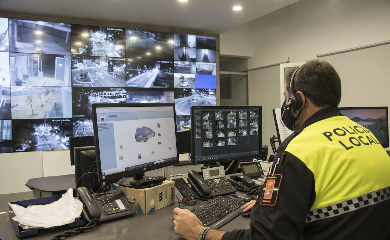 Un agente de Policía Local en la sala de videovigilancia. 