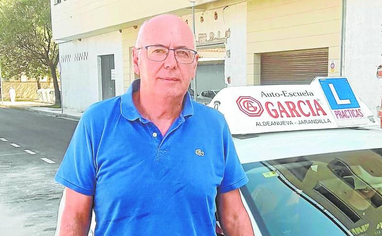 Francisco García, junto a uno de sus vehículos. 