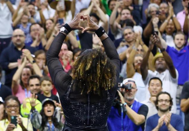 Serena dibuja un corazón a la grada.