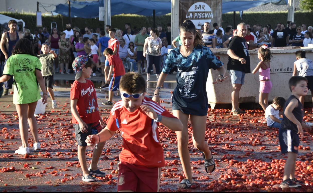 Tomatá infantil esta tarde en Talavera la Real (Badajoz) 