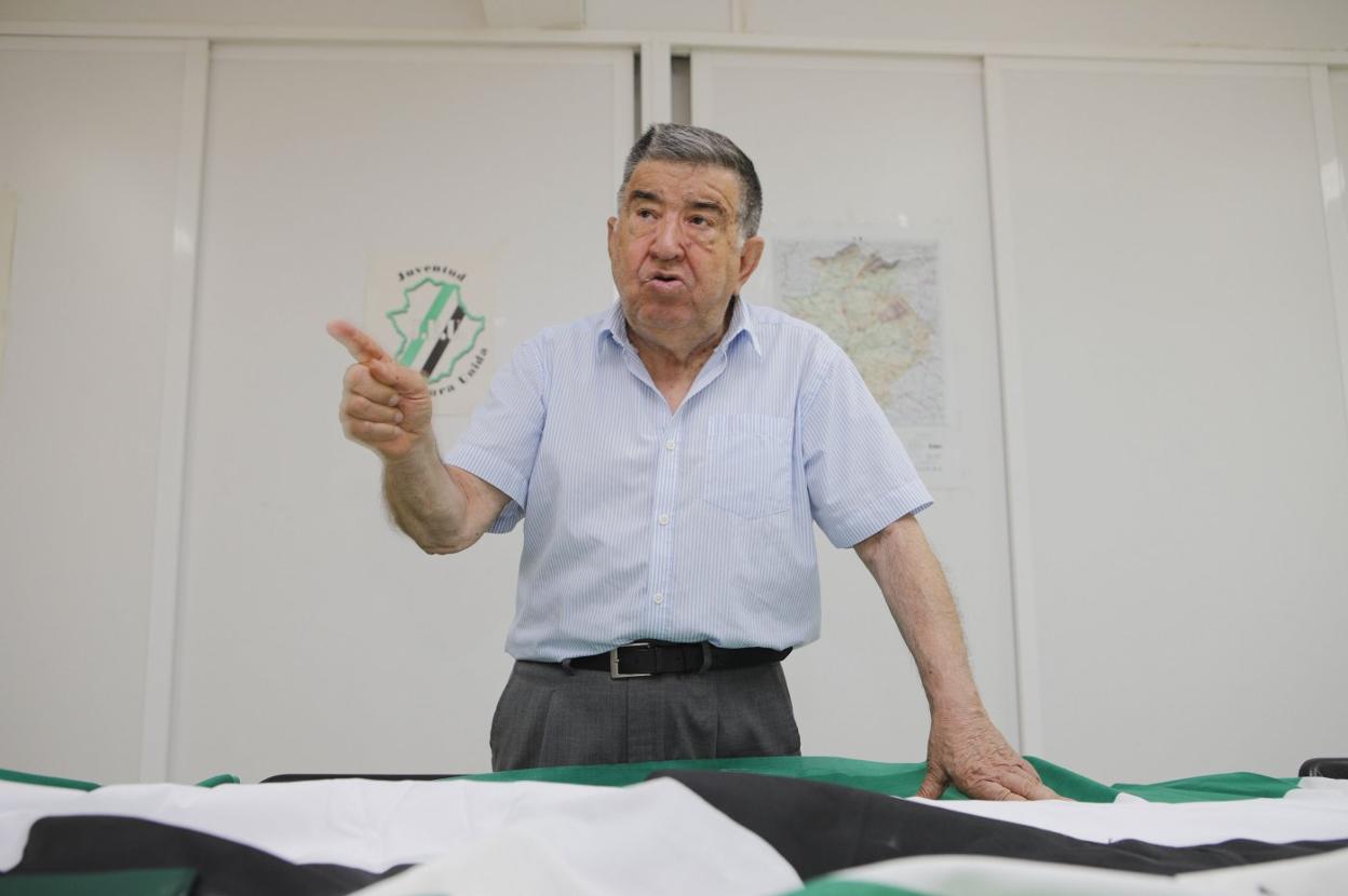 Pedro Cañada en la sede de Extremadura Unida en Cáceres. 