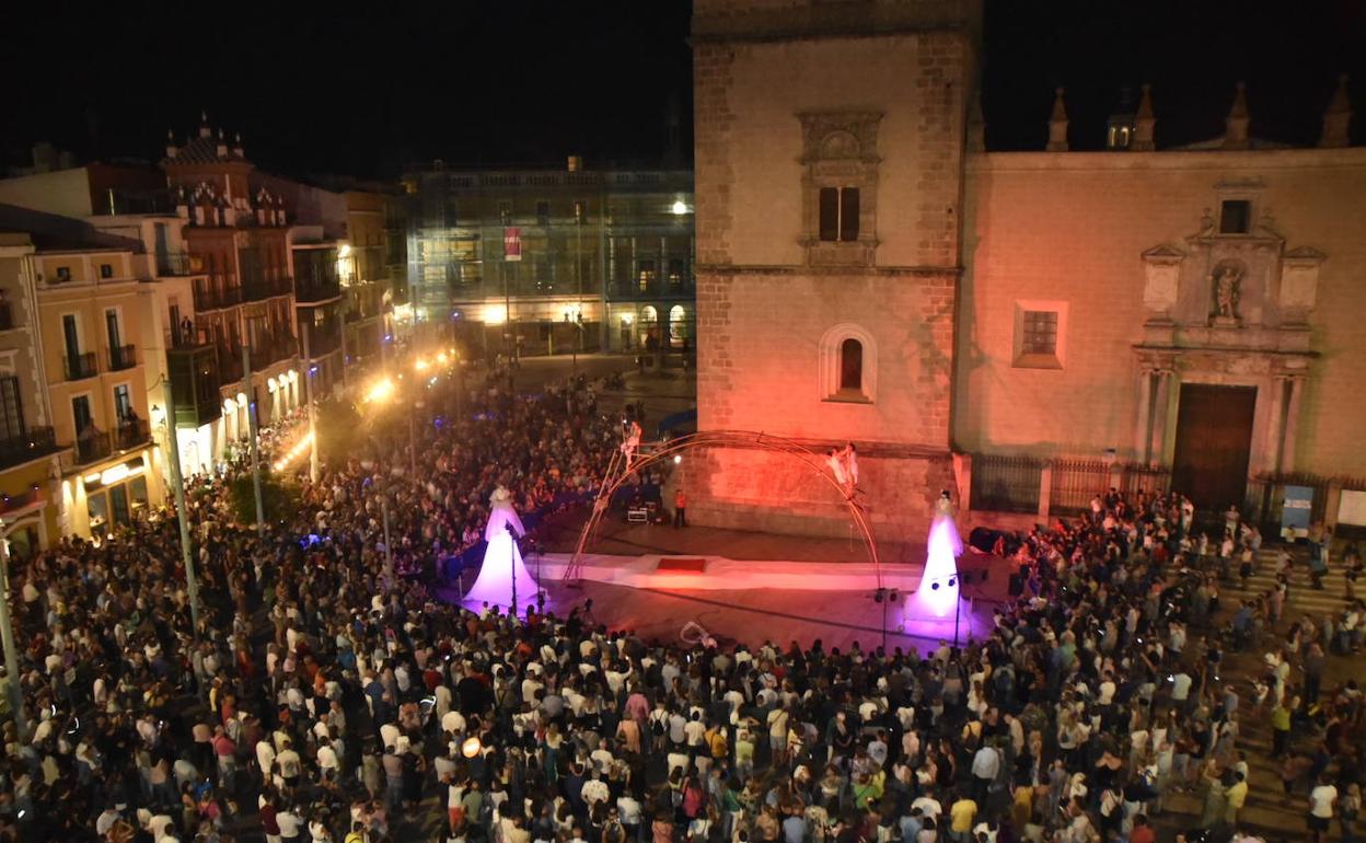 Organizadores y hosteleros, encantados con la Noche en Blanco en Badajoz