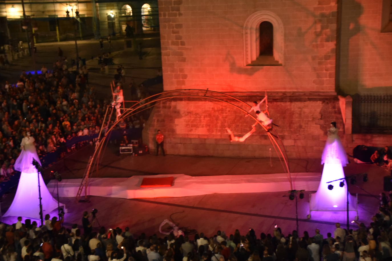 Fotos: Los pacenses disfrutan de la Noche en Blanco