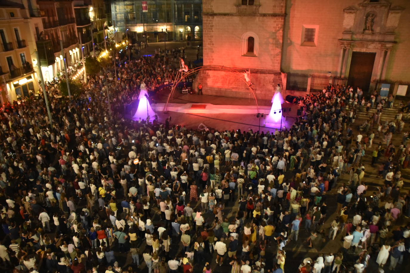 Fotos: Los pacenses disfrutan de la Noche en Blanco