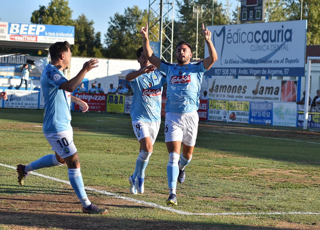Nané celebra el 2-0 del Coria ante el Guadalajara. 