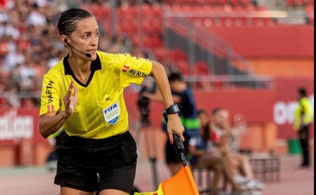 Guadalupe Porras ejerce de asistente en un partido de Primera. 