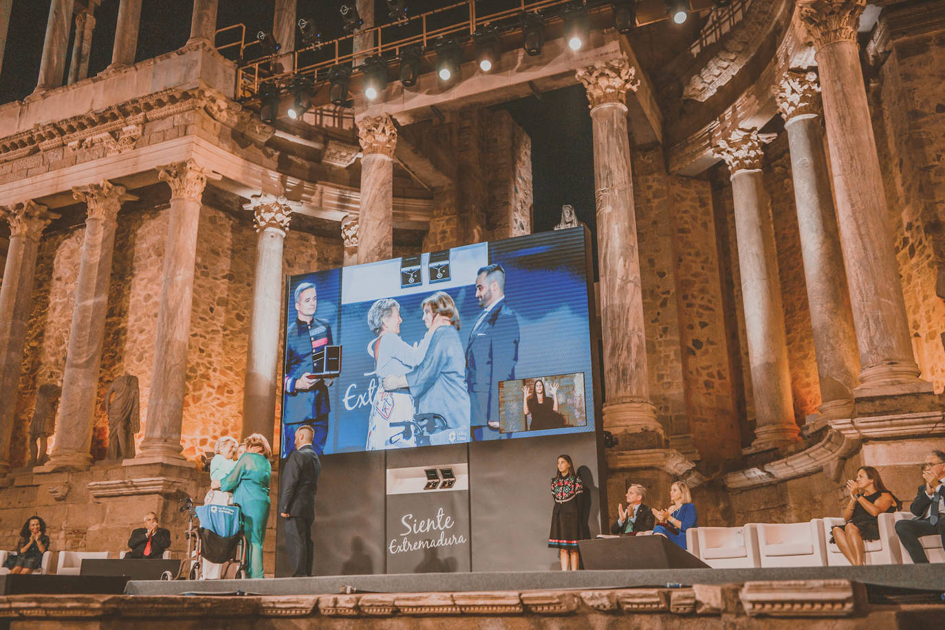 Fotos: Acto de entrega de las Medallas de Extremadura en el Teatro Romano