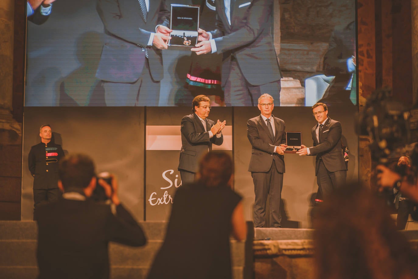 Fotos: Acto de entrega de las Medallas de Extremadura en el Teatro Romano