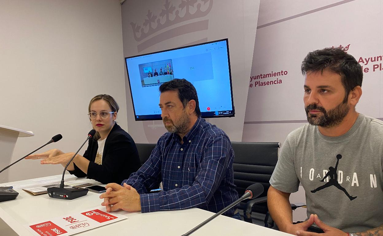 María Iglesias, Alfredo Moreno y Álvaro Barrios en su comparecencia en el Ayuntamiento. 