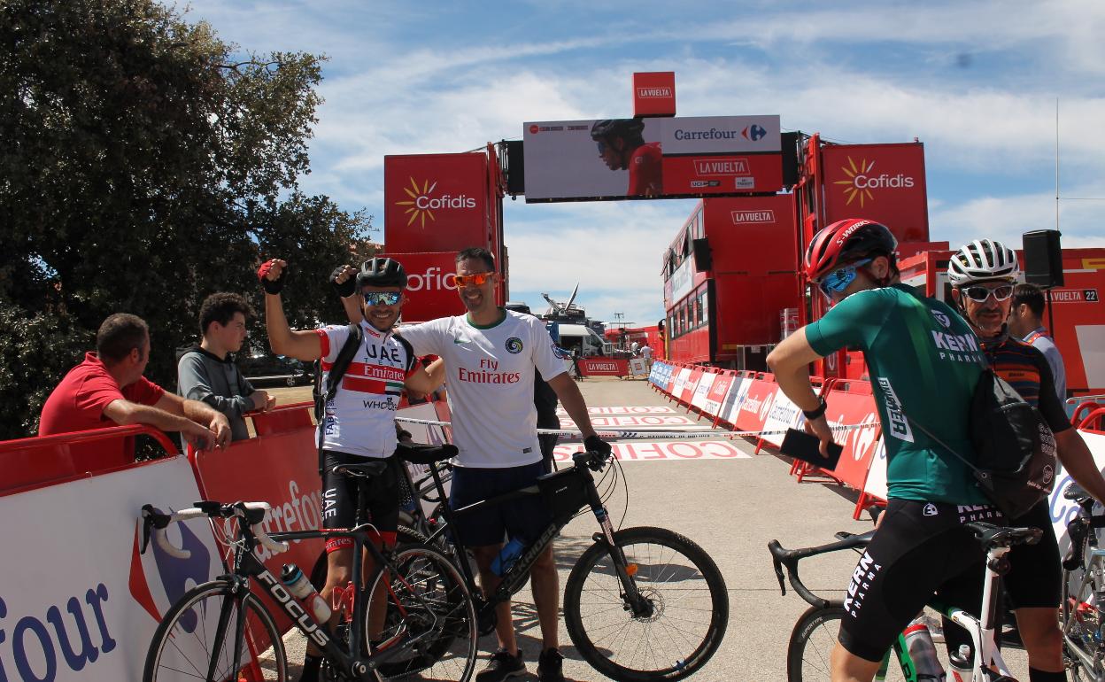 Aficionados al ciclismo disfrutan del paso de La Vuelta por Extremadura. 