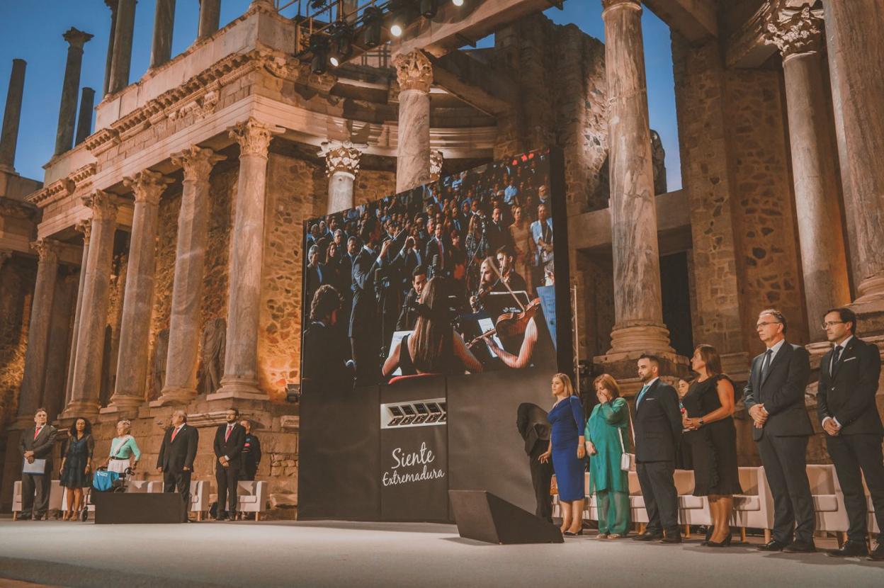 Los premiados con la máxima distinción regional durante el acto que tuvo lugar anoche en el escenario del Teatro Romano de Mérida