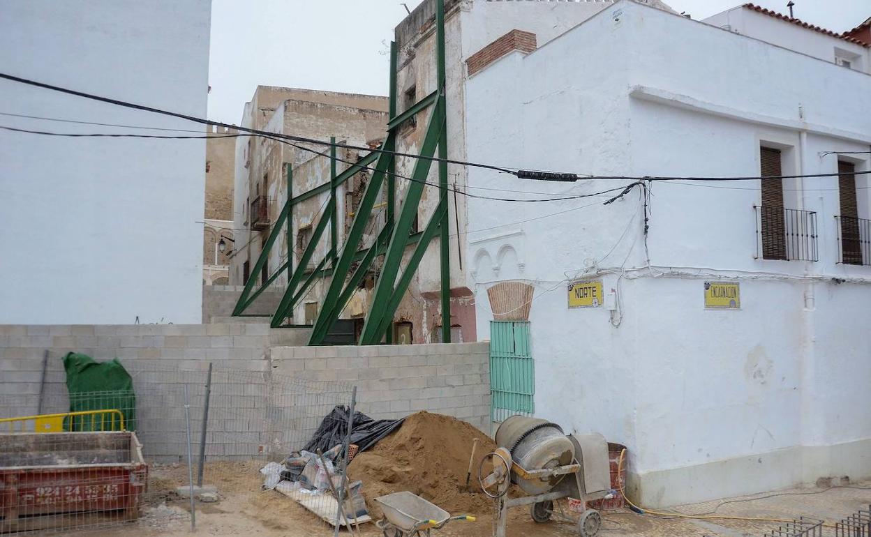 Levantando el muro de la calle Norte hace ocho años. 