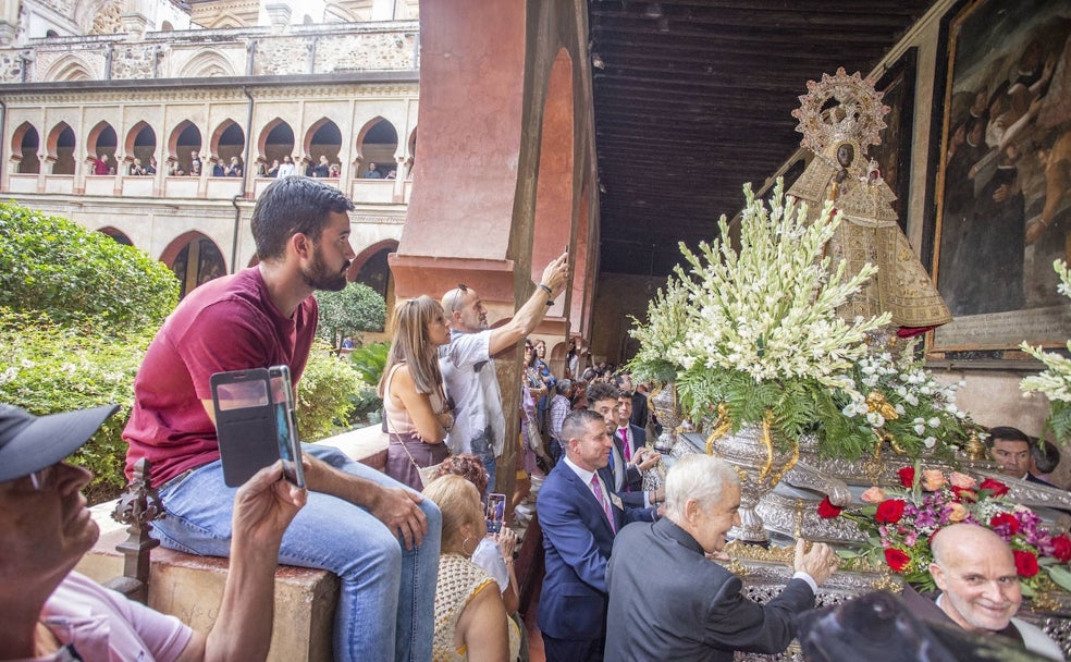 Procesión de la Virgen de Guadalupe por el claustro mudéjar. 