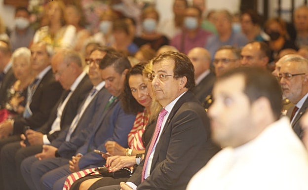 Autoridades asistentes a la ceremonia religiosa. 