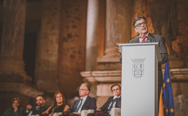 Landero leyó el discurso ciudadano del Día de Extremadura.