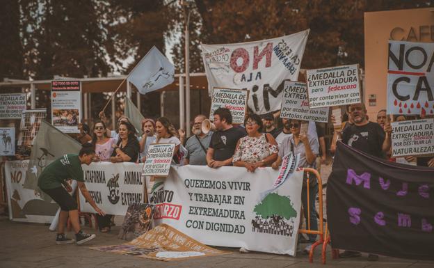 Protestas de distintos colectivos a la entrada del Teatro Romano de Mérida