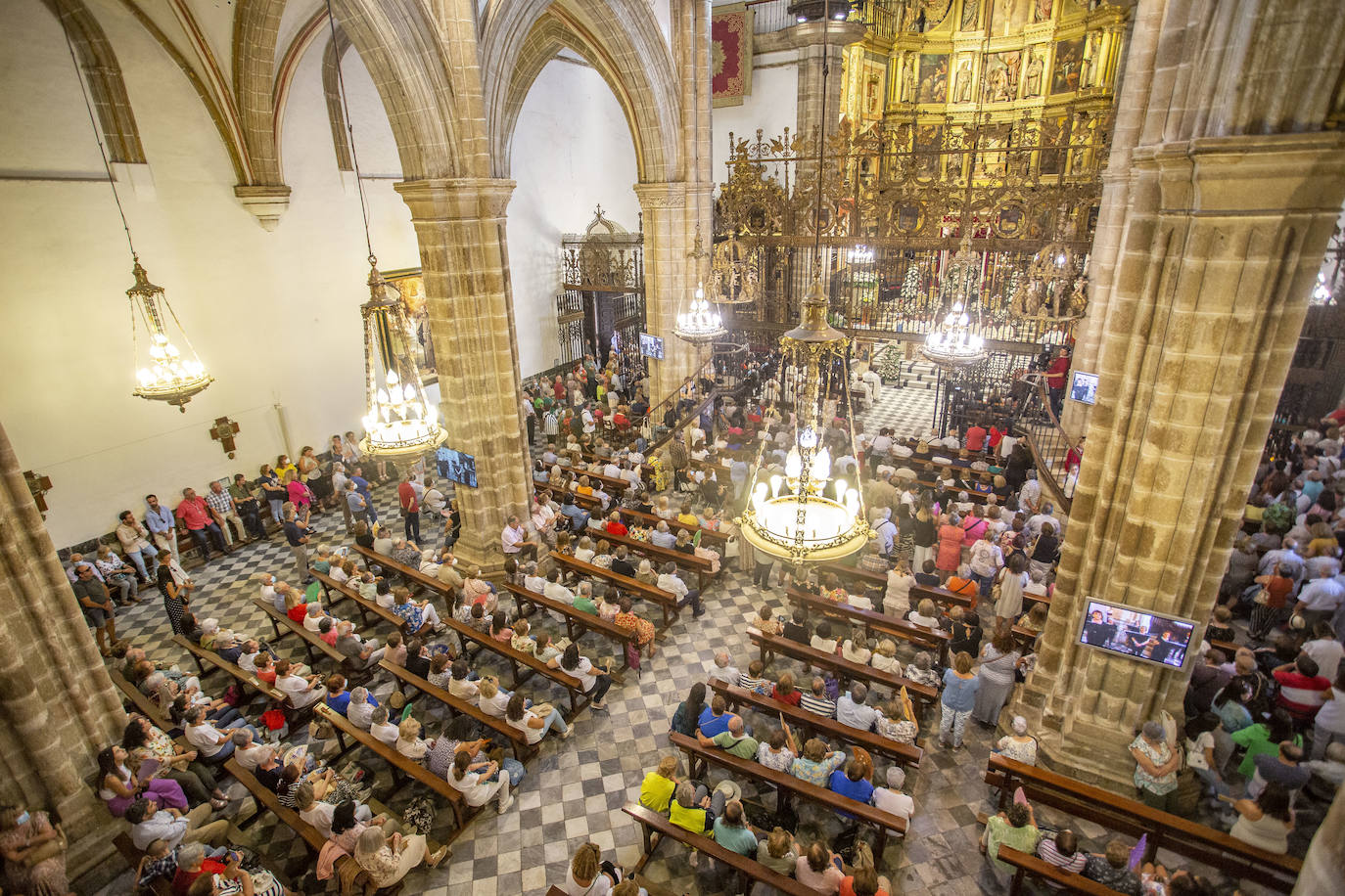 Fotos: Guadalupe vive su fiesta grande sin restricciones y recupera su procesión por el claustro mudéjar