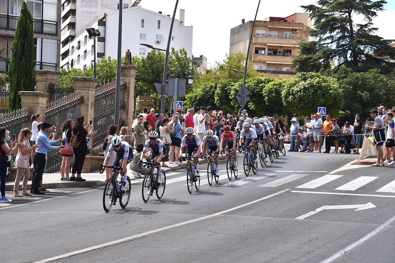 Ambiente al paso de la Vuelta por Plasencia. 