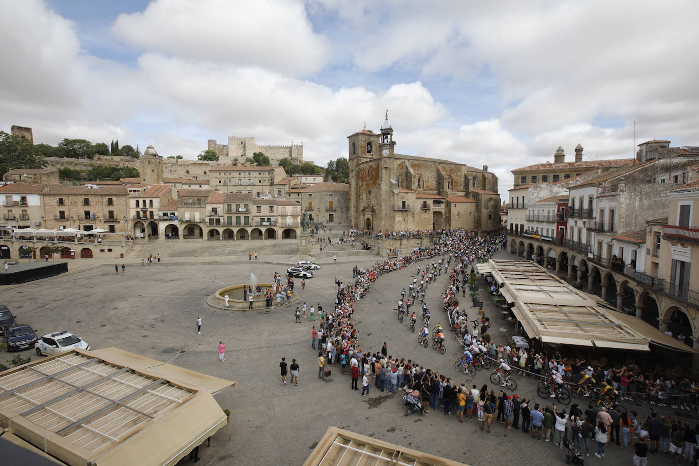 Cientos de personas arropan a la Vuelta en Trujillo