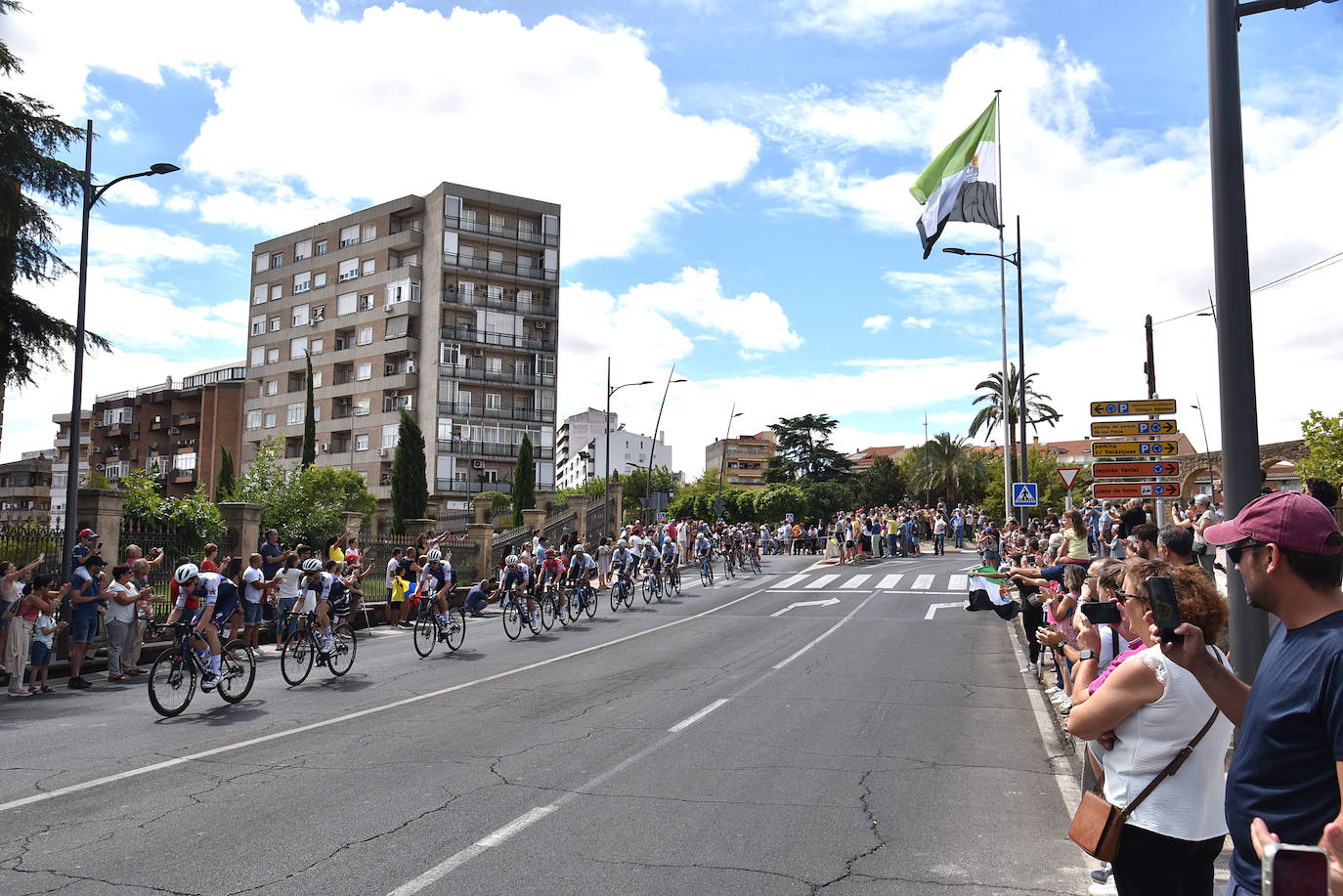 Ambiente al paso de la Vuelta por Plasencia. 