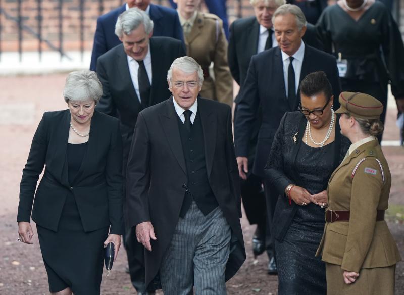Los ex primeros ministros Theresa May, John Major y la baronesa Escocia llegan a la ceremonia. 