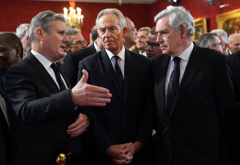 Sir Keir Starmer habla con Tony Blair y Gordon Brown
