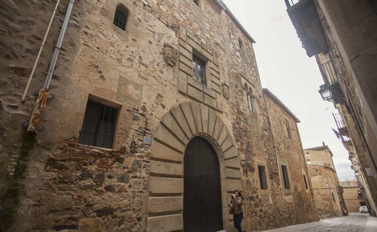 Fachada principal de la Casa Paredes, nuevo establecimiento de gran lujo de los dueños de Atrio. 